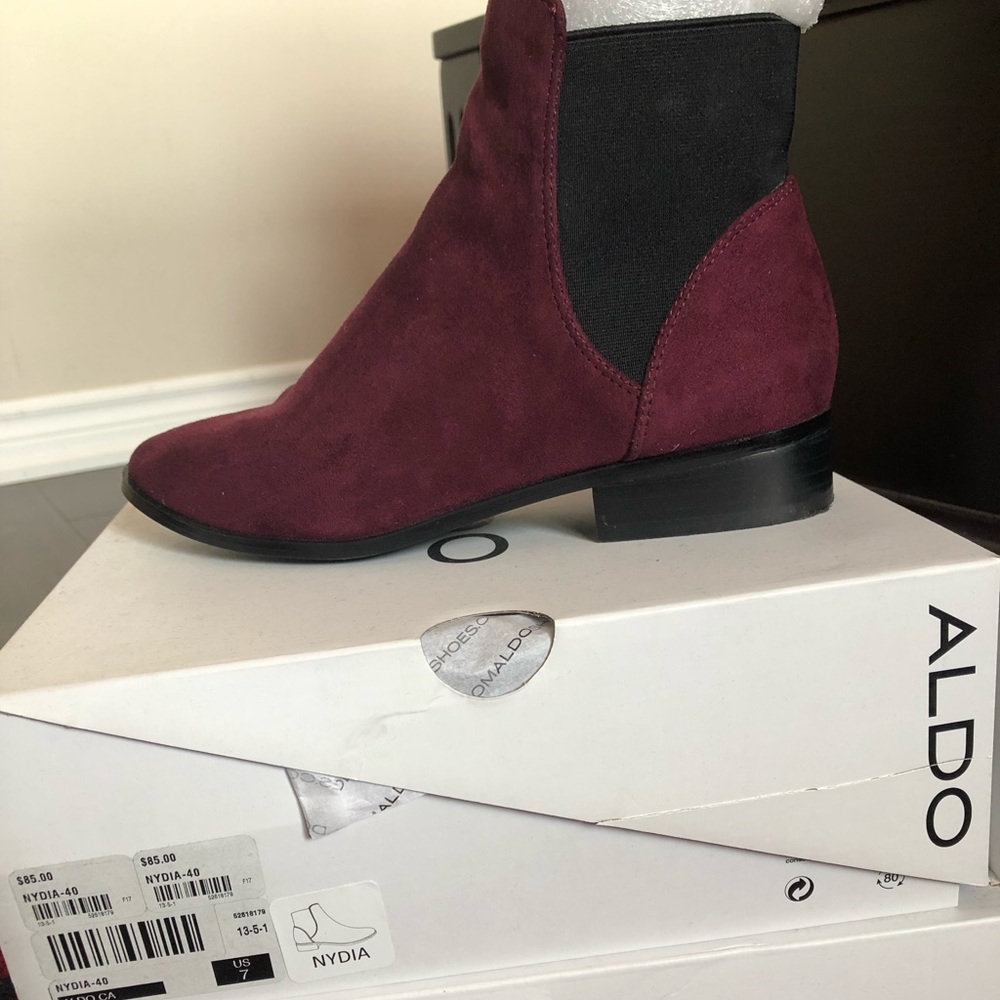 Fall ankle boots in grey and wine color.
